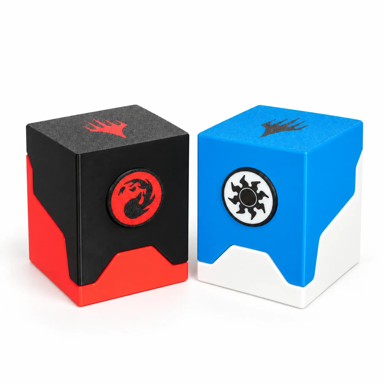 Dos cajas para mazos de Magic: The Gathering con los símbolos de maná rojo y blanco, impresas en 3D