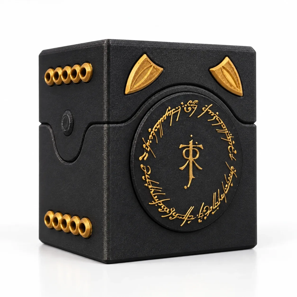 Caja para mazo inspirada en El Señor de los Anillos, negra con la inscripción del Anillo en dorado, impresa en 3D