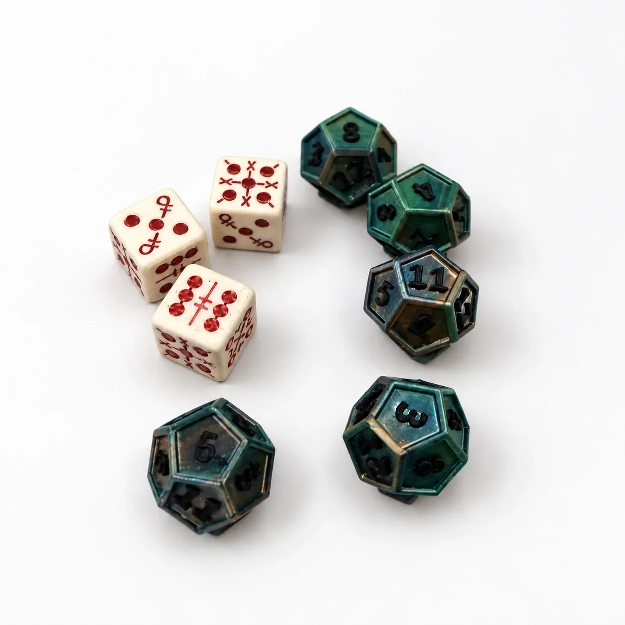 Dados de seis caras blancos con símbolos rojos y dados de doce caras verdes y dorados, impresos en 3D