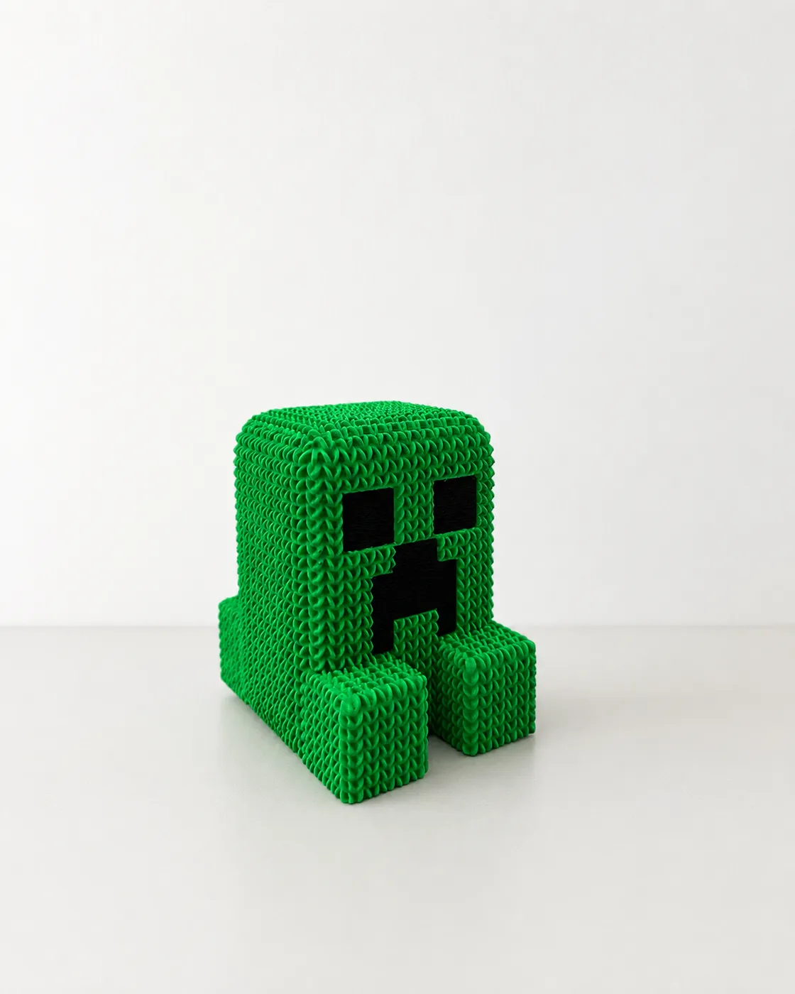 Figura de Creeper de Minecraft con acabado crochet impresa en 3D