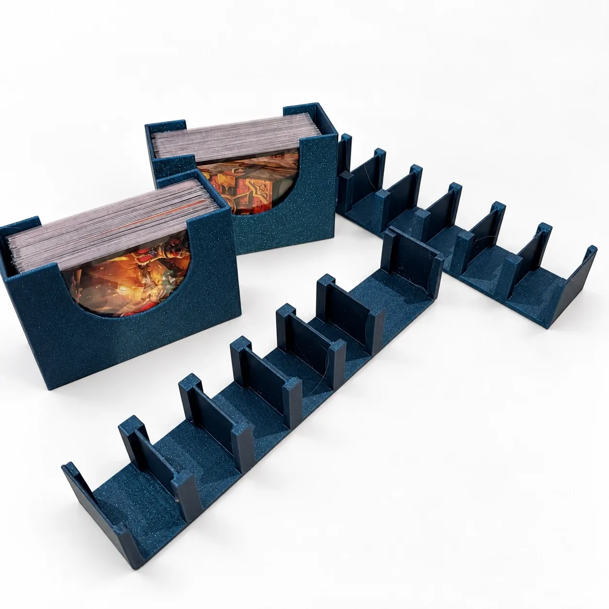 Porta cartas y bandejas con separadores para fichas de un juego de mesa, impresos en 3D en azul