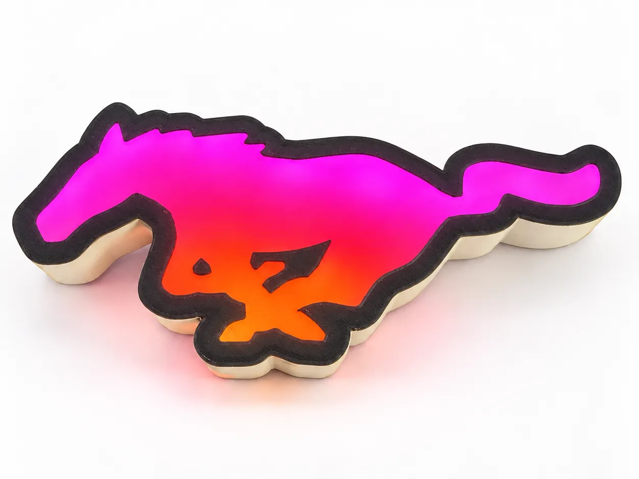 Cartel luminoso con silueta de caballo al galope, retroiluminado en rosa y naranja, impreso en 3D