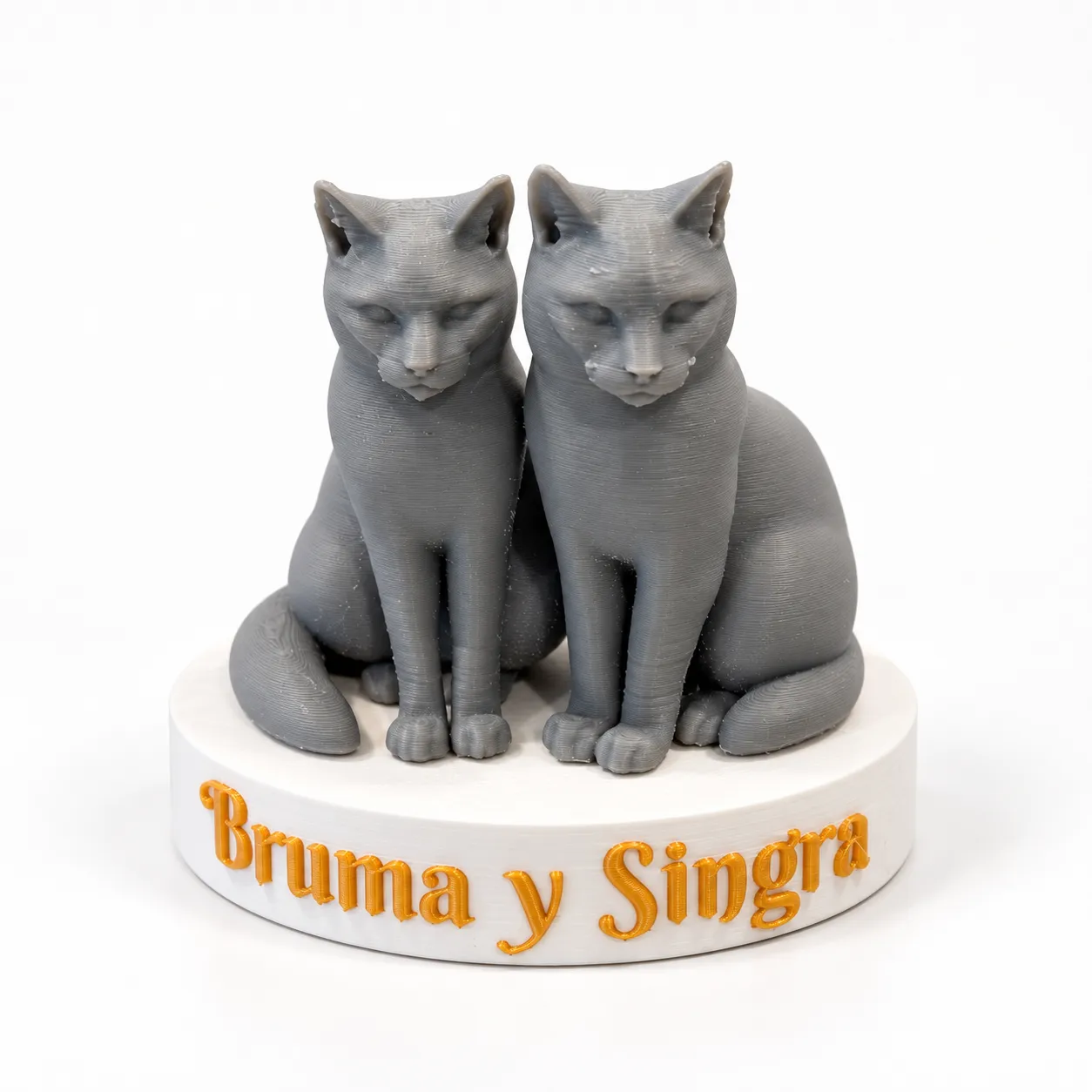 Figura personalizada de dos gatos grises con sus nombres en la base, impresa en 3D