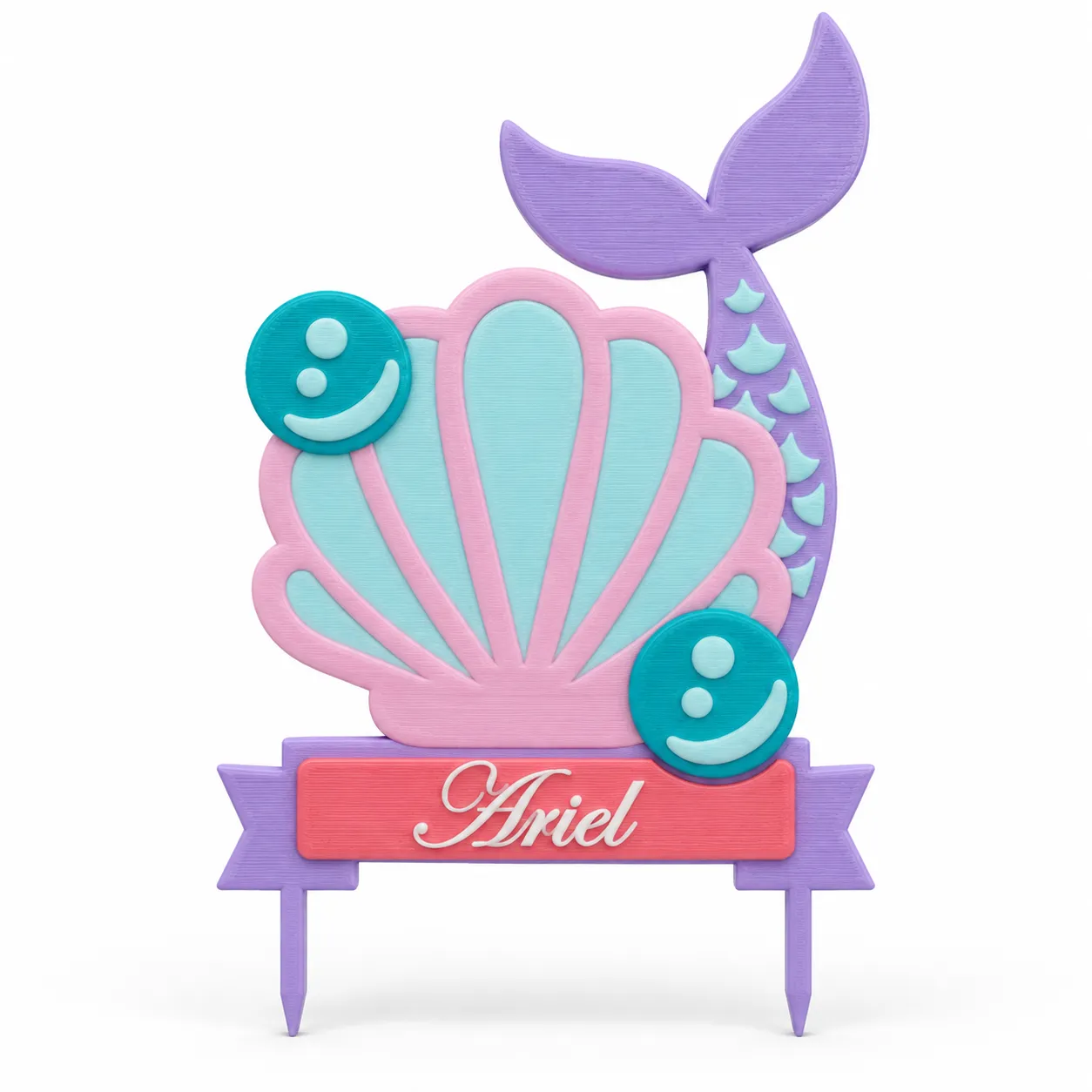 Cake topper de sirena impreso en 3D: concha rosa y turquesa, cola morada y el nombre Ariel en una cinta