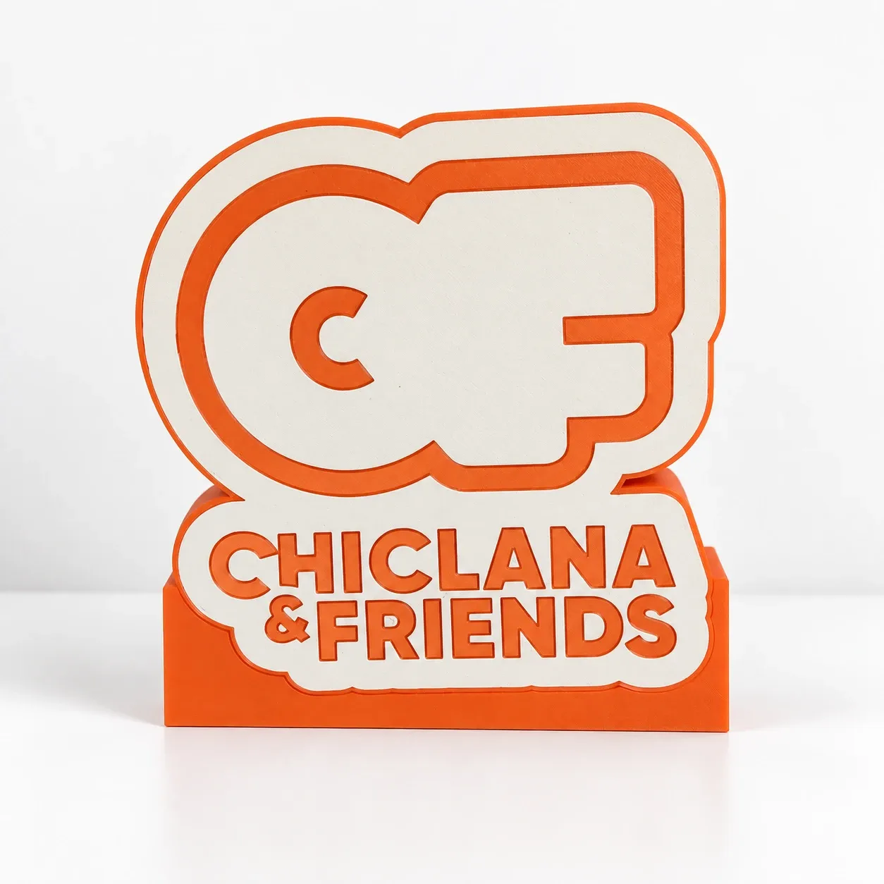 Cartel luminoso personalizado Chiclana & Friends en naranja y blanco, impreso en 3D