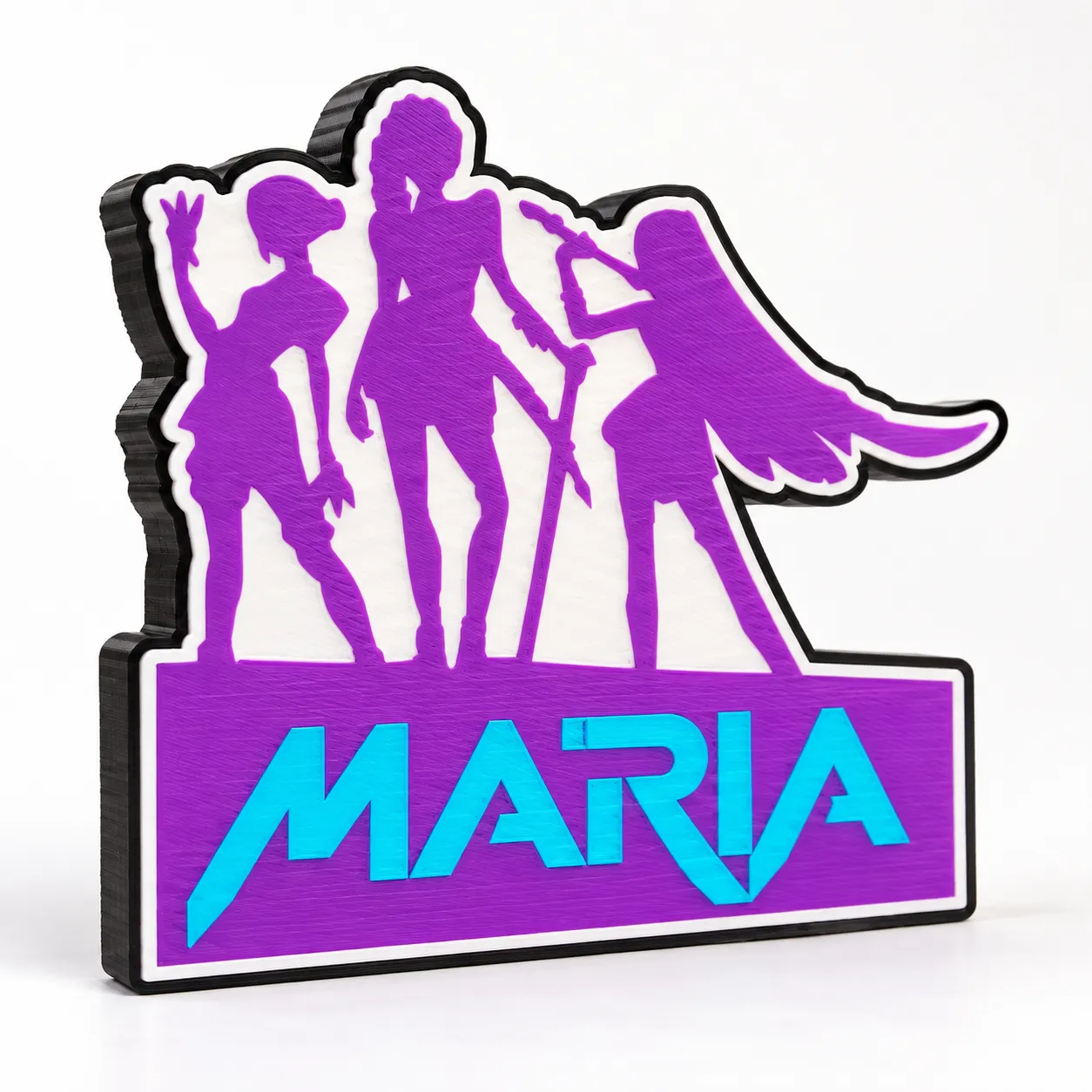 Cartel personalizado con el nombre Maria y tres siluetas de grupo de K-pop en morado y azul, impreso en 3D
