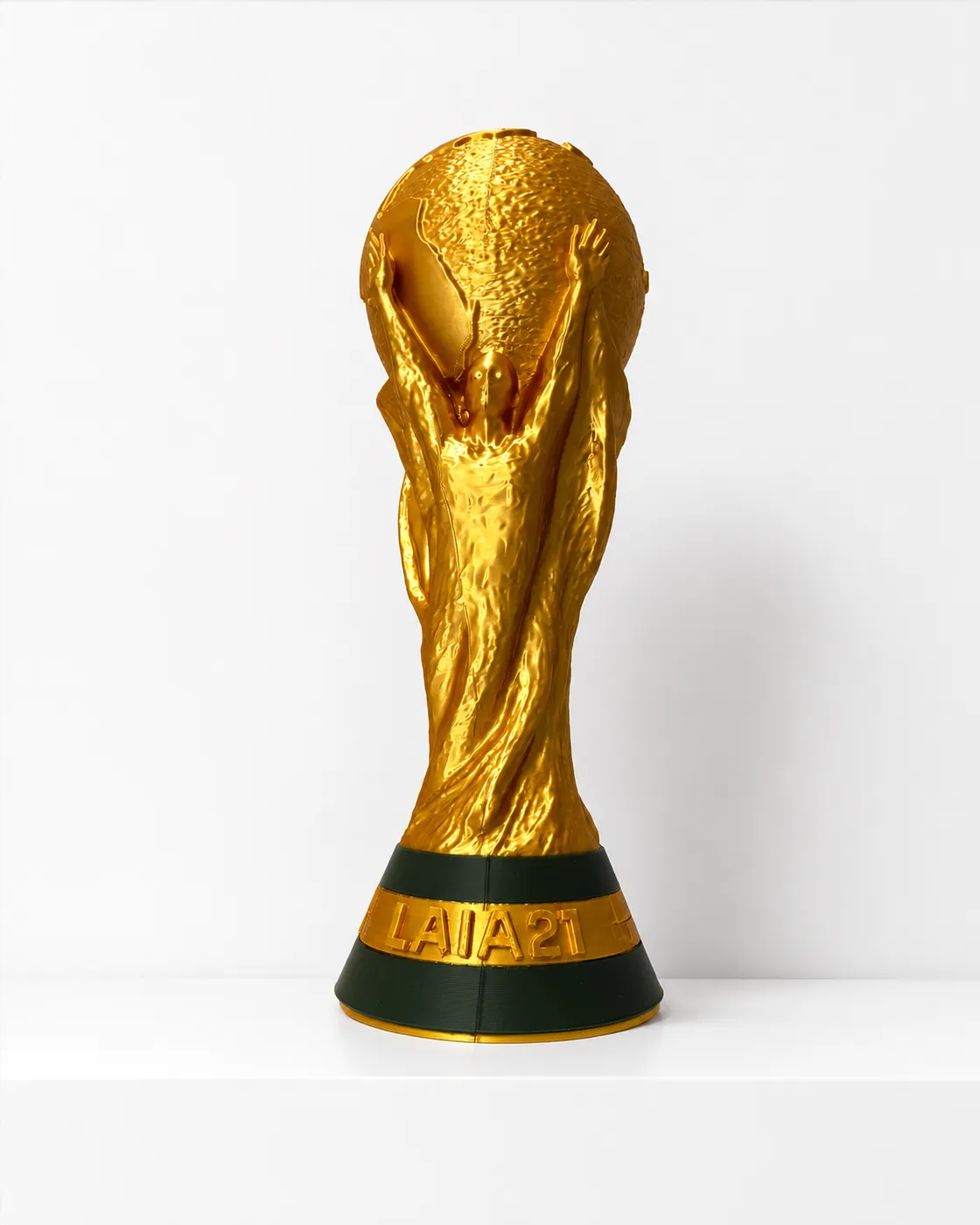 Réplica de la Copa del Mundo impresa en 3D en dorado, con base verde y el nombre Laia21 personalizado