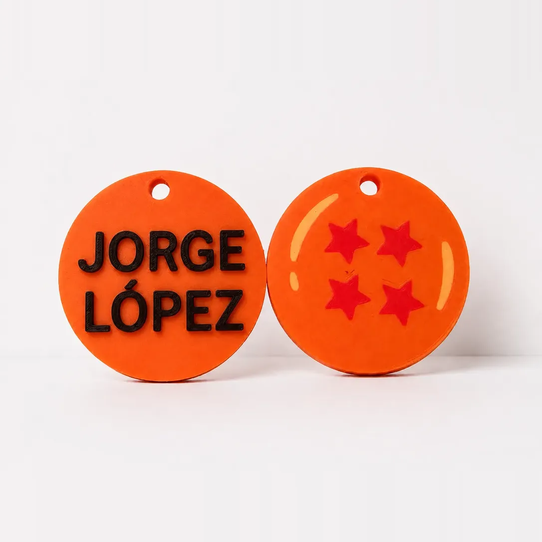 Etiqueta redonda naranja para mochila con el nombre Jorge López y la bola de dragón de cuatro estrellas impresa en 3D