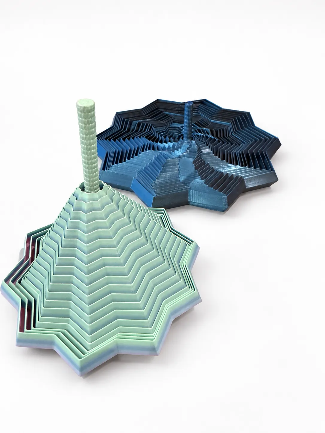 Juguete sensorial de estrella concéntrica que se despliega en capas, impreso en 3D en verde y azul