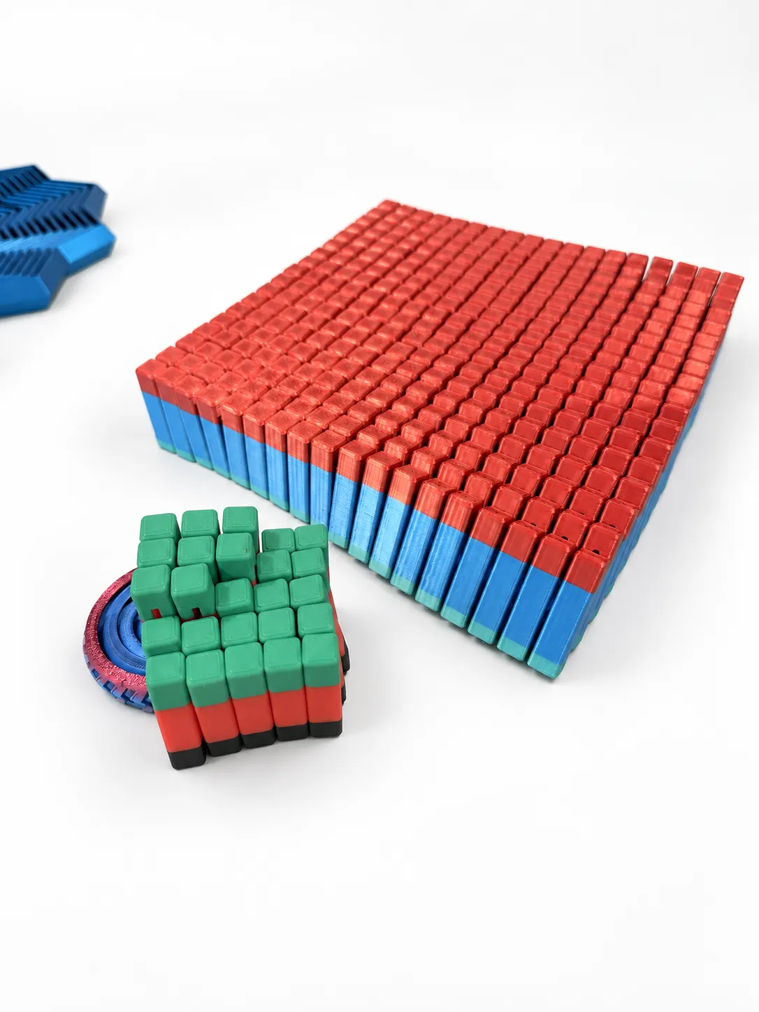 Rejillas flexibles sensoriales de barritas impresas en 3D en rojo, azul y verde