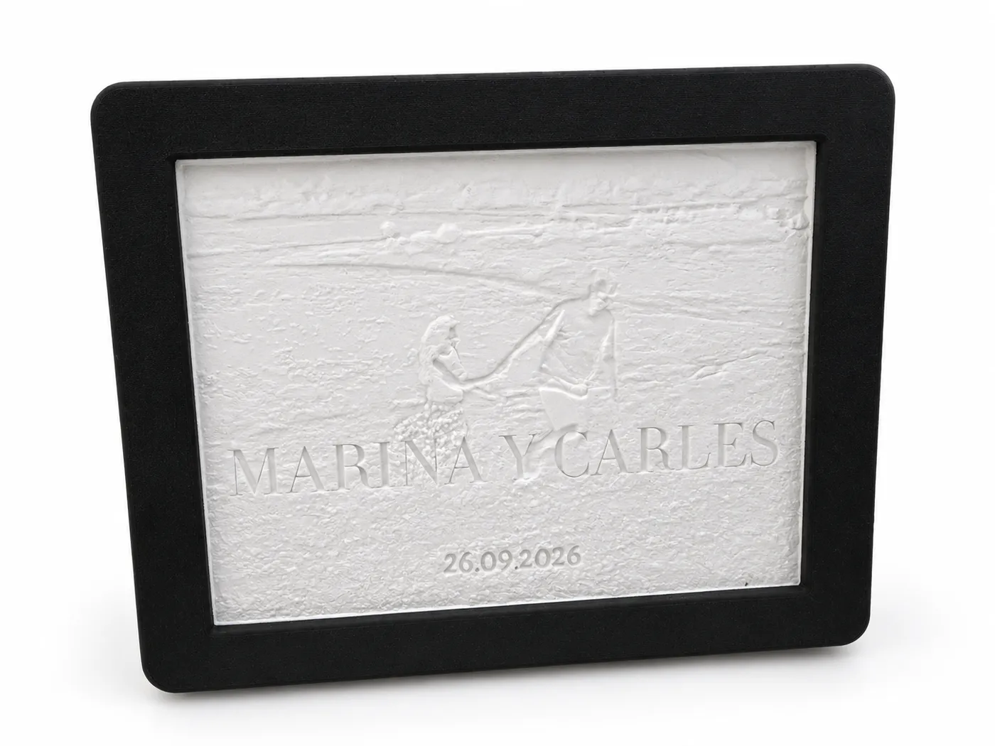 La misma litofanía apagada, con la foto en relieve blanco sobre el marco negro