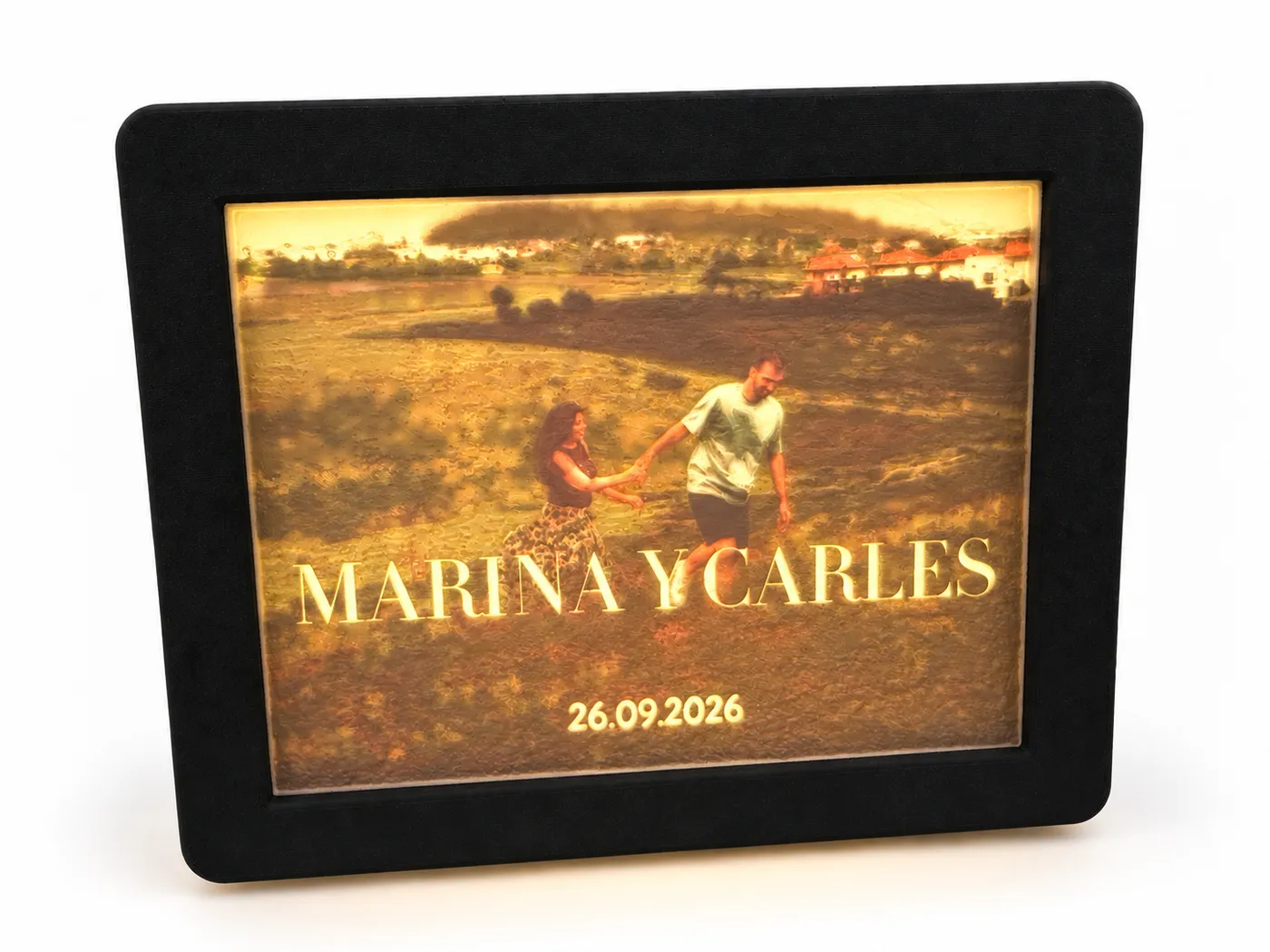 Litofanía de boda encendida con la foto de los novios a todo color, el nombre Marina y Carles y la fecha, con marco negro
