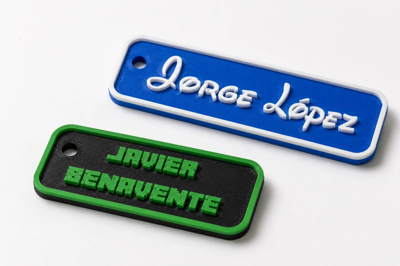 Mini etiquetas para estuche con los nombres Jorge López en letra de cuento y Javier Benavente en tipografía de Minecraft impresas en 3D
