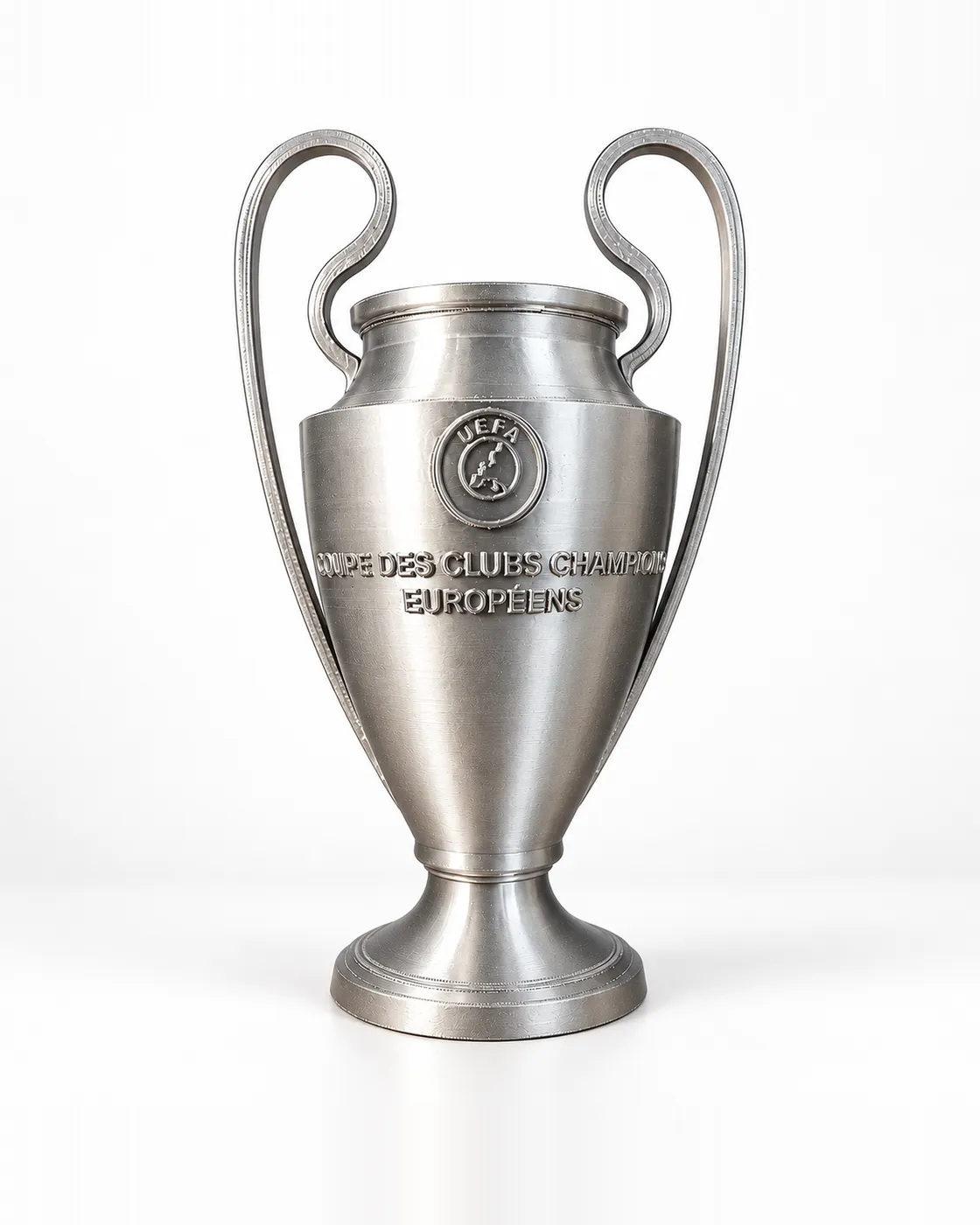 Réplica de la copa de la Champions League impresa en 3D en plateado, con sus dos asas