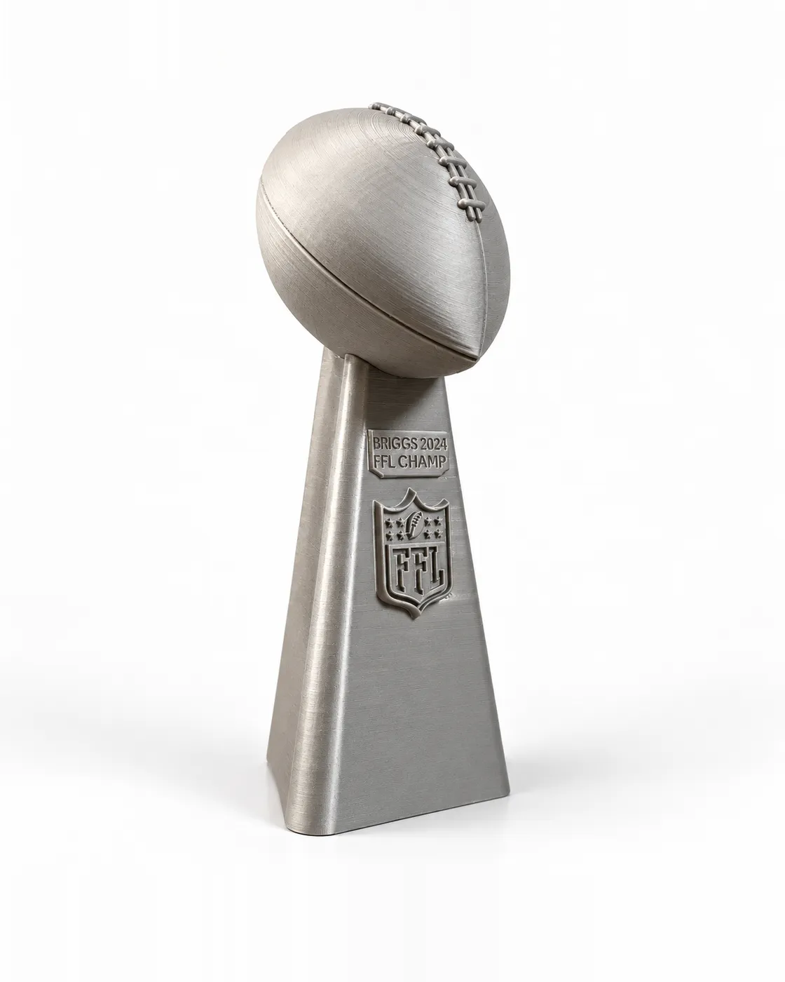 Trofeo de fútbol americano estilo Super Bowl impreso en 3D en plateado, con la placa personalizada Briggs 2024 FFL Champ
